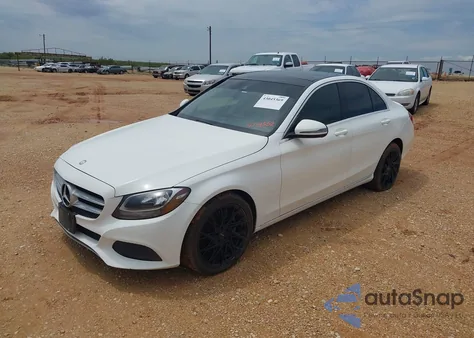 2017 Mercedes-Benz C 300 Luxury/Sport z USA, uszkodzony, nr VIN 55SWF4JB6HU199101